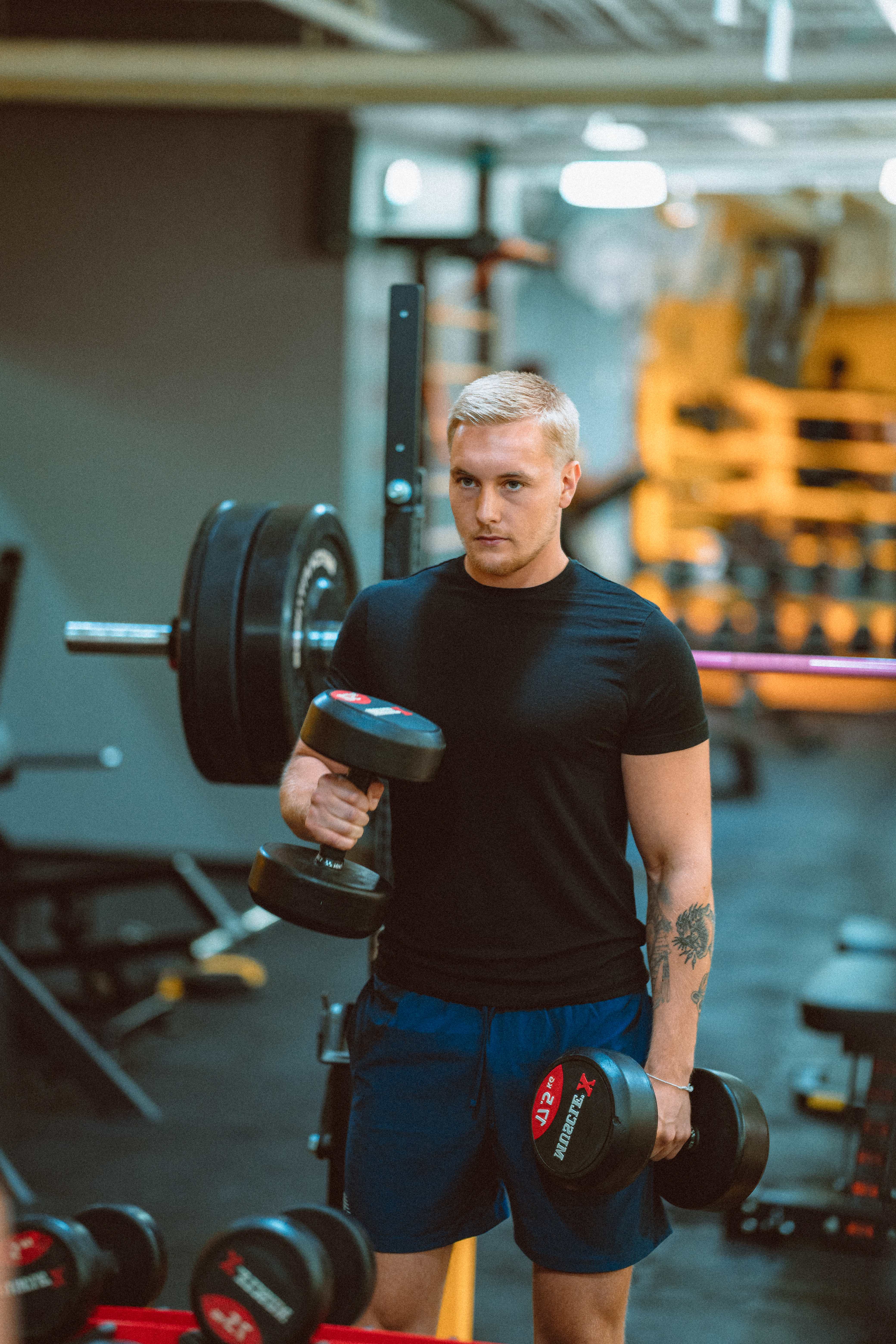Jacob tränar i gymmet